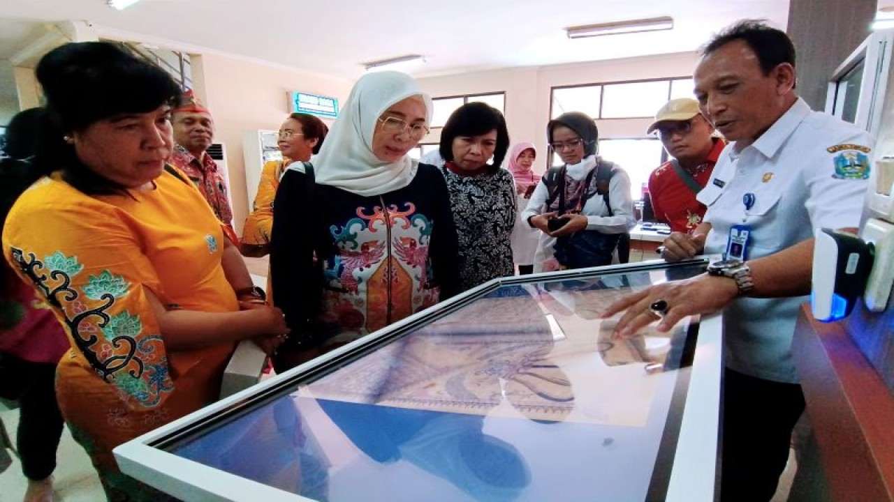 Kepala Disperpusip Kalteng Nunu Apriani (keempat kiri) bersama jajarannya melihat arsip kuno yang telah terdigitalisasi di Disperpusip Jawa Timur, di Surabaya, Rabu (9/8/2023). (ANTARA/Naufal Ammar Imaduddin)