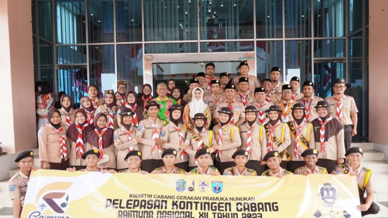 Anggota Kontingen Cabang (Koncab) Pramuka Nunukan berfoto bersama Bupati Nunukan Asmin Laura usai prosesi pelepasan untuk mengikuti Raimuna Nasional XII pada 14 sampai 21 Agustus 2023 di Jakarta. ANTARA/HO-Pemkab Nunukan.