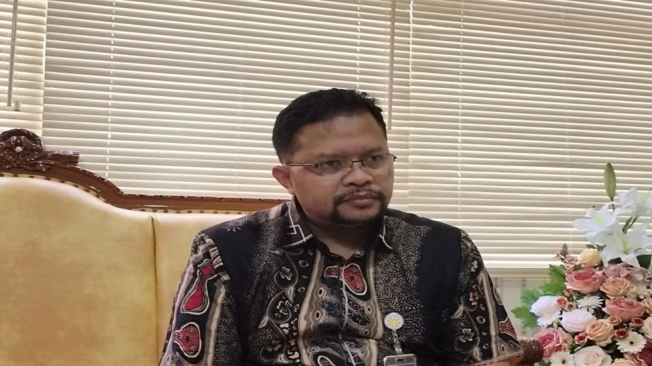 Pelaksana Tugas (Plt) Pimpinan Perum Bulog Kanwil Lampung Nurman Susilo saat memberi keterangan terkait ketersediaan beras di musim kemarau. ANTARA/Ruth Intan Sozometa Kanafi