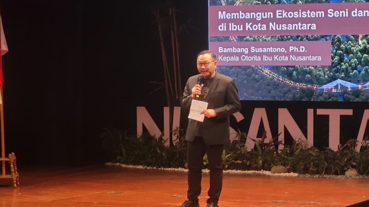 Kepala Otorita Ibu Kota Nusantara (OIKN) Bambang Susantono pada acara Diskusi Publik bertajuk Membangun Ekosistem Seni dan Budaya di IKN di Taman Ismail Marzuki, Jakarta, Kamis (3/8/2023). (ANTARA/Sean Filo Muhamad)