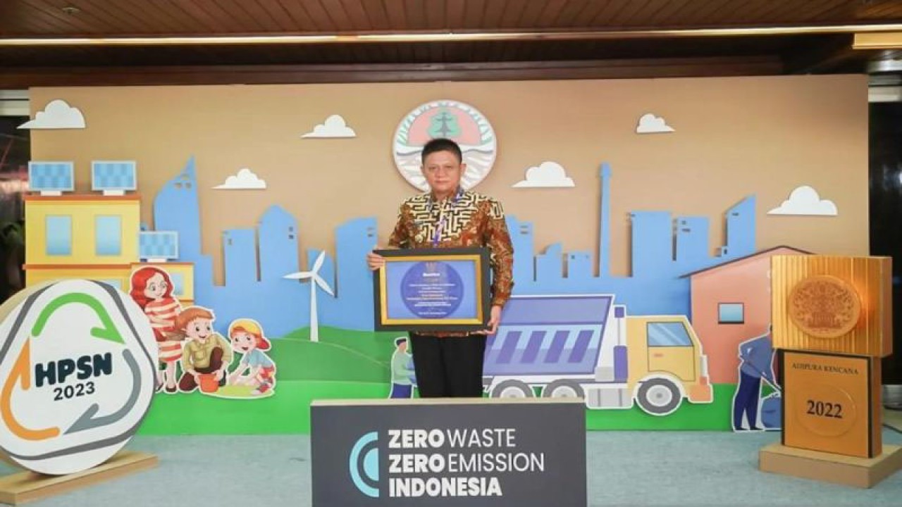 Bupati OKU Timur, Sumsel. Lanosin Hamzah menerima penghargaan Adipura tahun 2022. (FOTO ANTARA/Edo Purmana/2023)