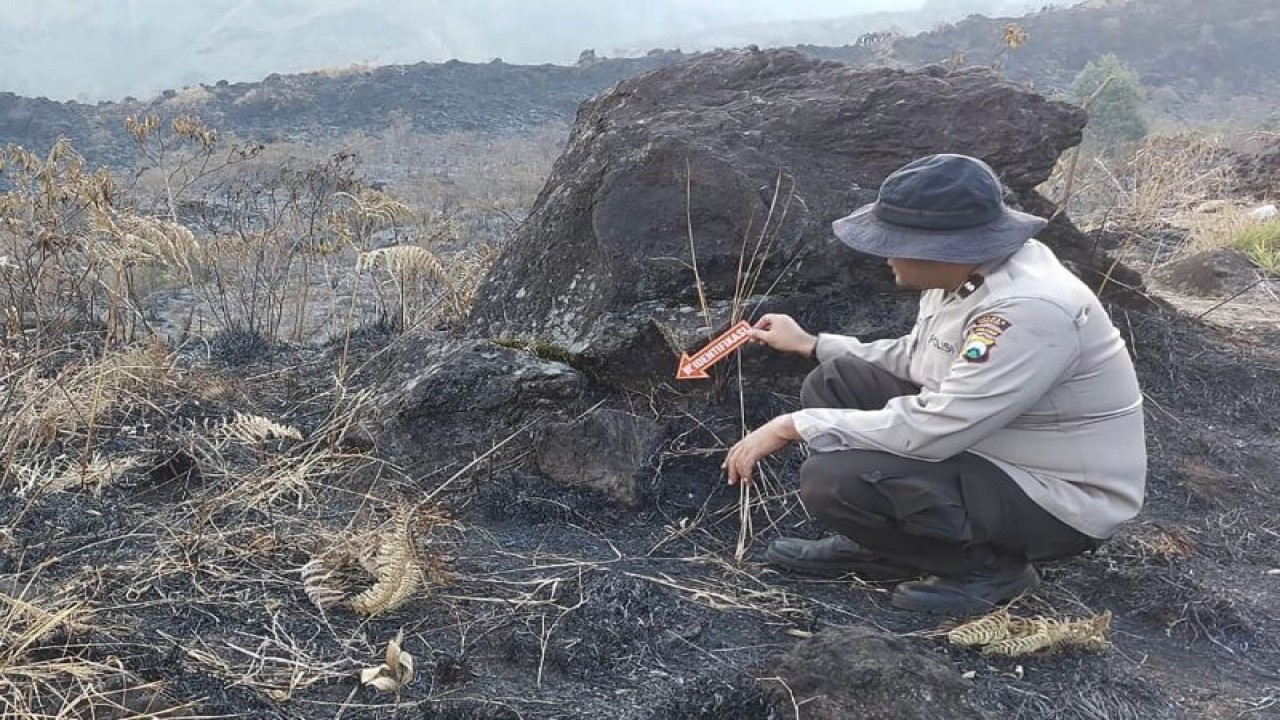 Personel Kepolisian Resor (Polres) Malang pada saat melakukan olah Tempat Kejadian Perkara (TKP) di kawasan Gunung Arjuno, di Kecamatan Singosari, Kabupaten Malang, Jawa Timur. (ANTARA/HO-Humas Polres Malang)