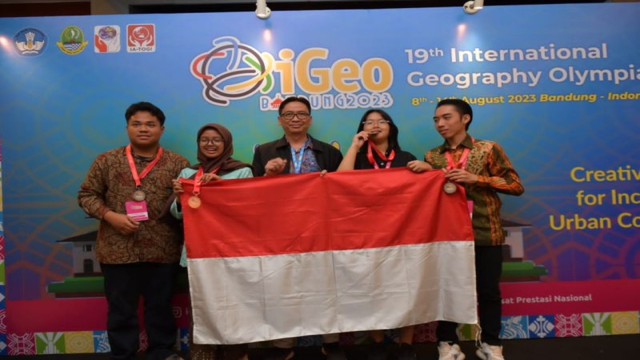 Indonesia meraih empat medali dalam ajang Olimpiade Geografi Internasional atau International Geography Olympiad (iGeo) ke-19 di Kota Bandung, Jawa Barat, Senin (14/8/2023). (ANTARA/HO-Kemendikbudristek)