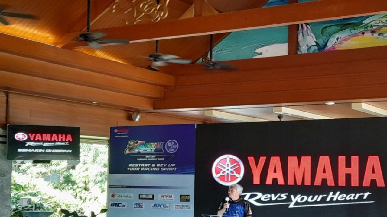 President Director & CEO PT Yamaha Indonesia Motor Manufacturing (YIMM) Dyonisius Beti dalam konferensi pers One Make Race Yamaha on road yang berlangsung di BSD Course, Tangerang, Selasa (15/08/2023). (ANTARA/FAJAR SATRIYO)