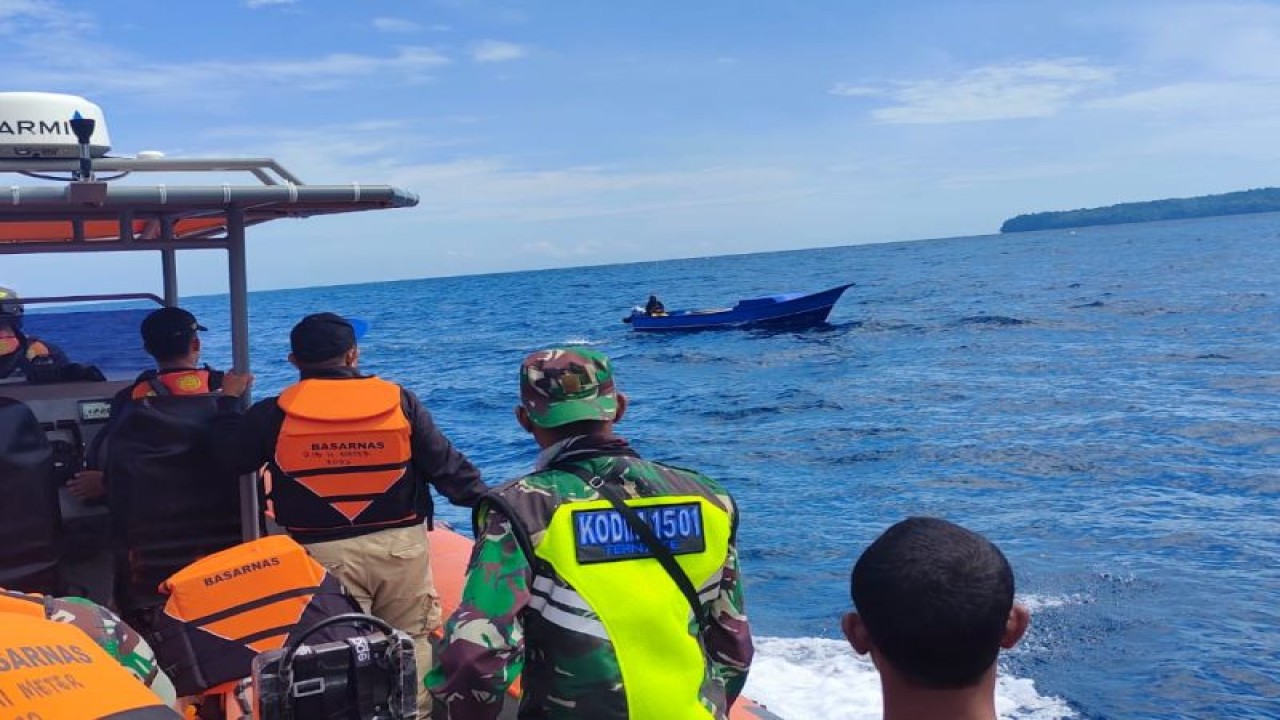 Sejumlah personel SAR dalam pencarian korban perahu panjang tenggelam di perairan Kabupaten Halmahera Barat, Maluku Utara, Selasa (29/8/2023). ANTARA/Abdul Fatah