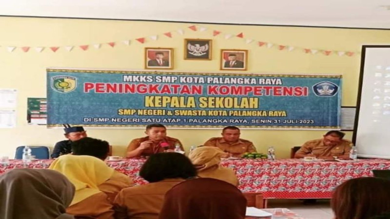 Sekretaris Disdik Kota Palangka Raya, Kalimantan Tengah Aprea Vico Ranan memimpin jalannya kegiatan MKKS yang dilaksanakan di salah satu sekolah di daerah setempat kemarin. ANTARA/HO-Dokumentasi Pribadi