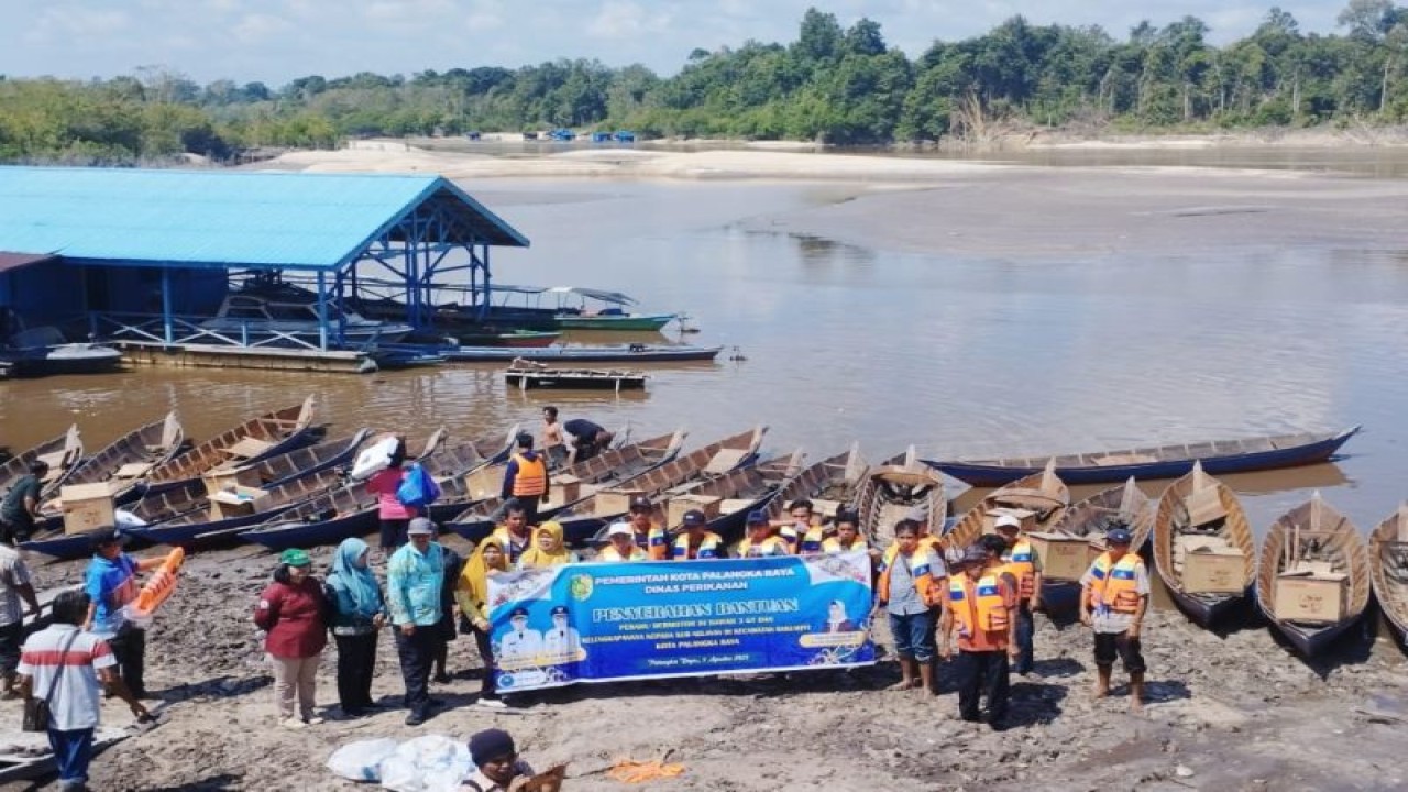 Dinas Perikanan Palangka Raya bantu 27 perahu untuk nelayan di Kecamatan Rakumpit, beberapa waktu lalu. (ANTARA/HO-Diskominfo)