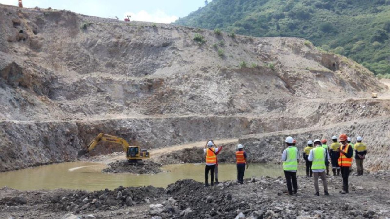 Dinas Lingkungan Hidup (DLH) Kota Palu melakukan peninjauan kemunculan mata air di lubang tambang di kawasan pertambangan emas yang dikelola PT CPM. ANTARA/HO-DLH Kota Palu
