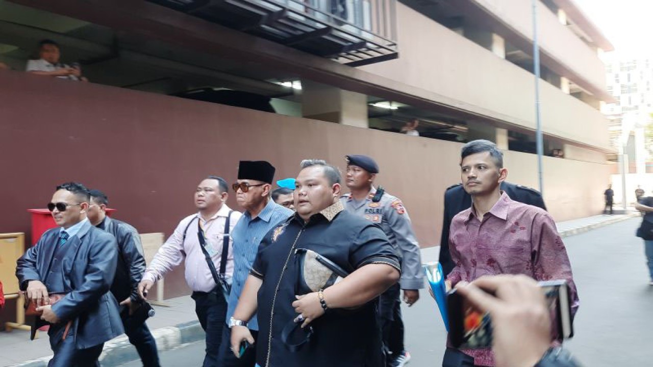 Pimpinan Pondok Pesantren Al Zaytun Panji Gumilang tiba di Bareskrim Polri untuk memenuhi panggilan penyidik untuk diperiksa sebagai saksi kasus dugaan tindak pidana penistaan agama, Jakarta, Selasa (1/8/2023). (ANTARA/Laily Rahmawaty)