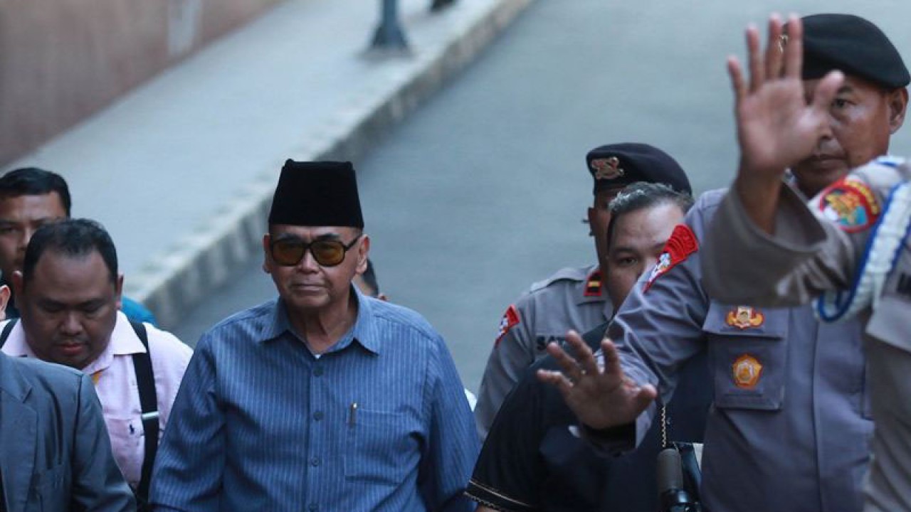 Arsip foto - Pimpinan Pondok Pesantren Al Zaytun Panji Gumilang (tengah) berjalan saat akan menjalani pemeriksaan di Bareskrim Mabes Polri, Jakarta, Selasa (1/8/2023). ANTARA FOTO/Reno Esnir/foc/aa.