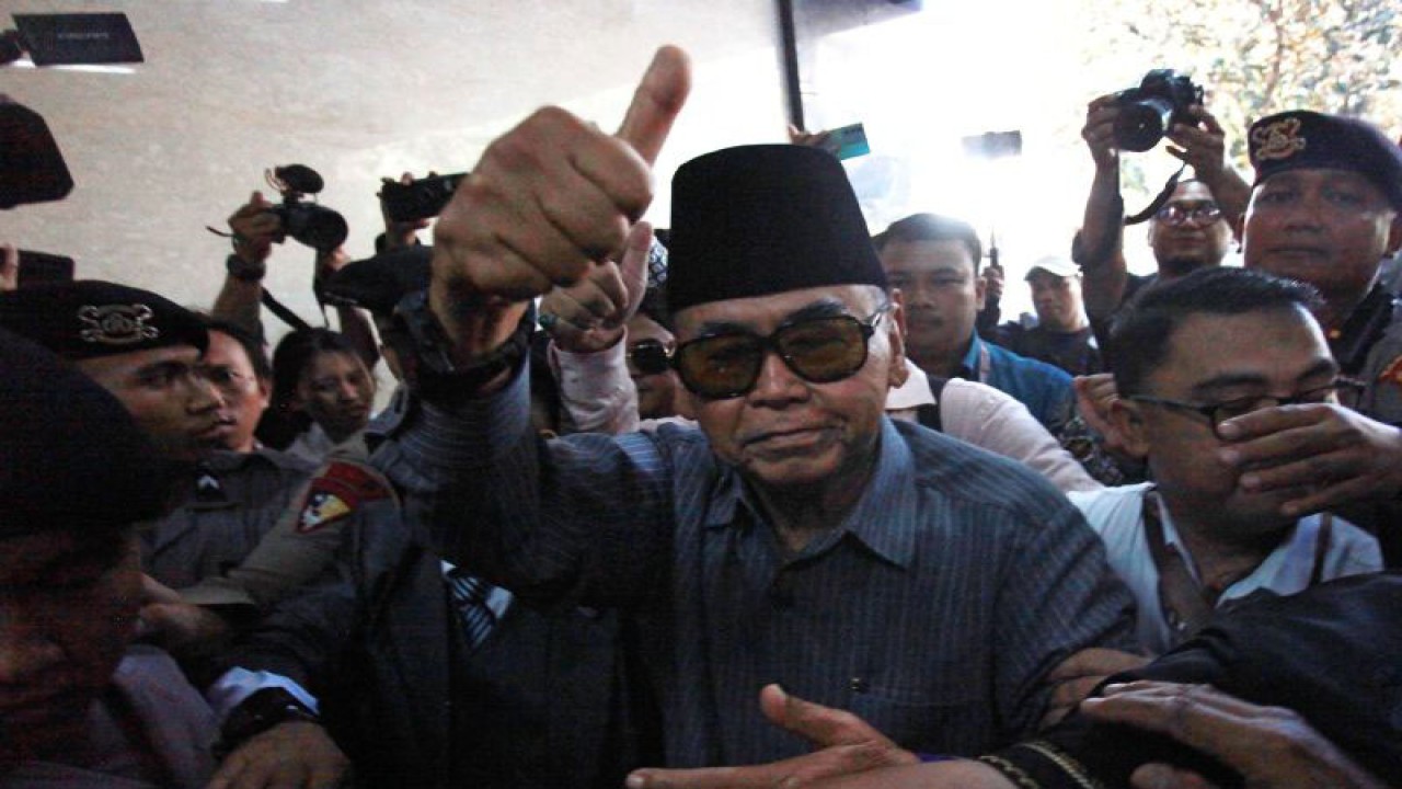 Pimpinan Pondok Pesantren Al Zaytun Panji Gumilang (tengah) berjalan saat akan menjalani pemeriksaan di Bareskrim Mabes Polri, Jakarta, Selasa (1/8/2023). ANTARA FOTO/Reno Esnir/foc