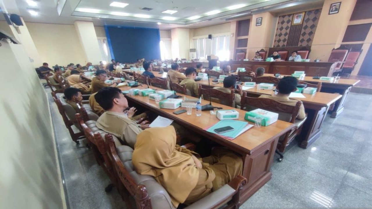Suasana Rapat Dengar Pendapat (RDP) saat pembahasan Rancangan Peraturan Daerah (pansus Ranperda) tentang Rencana Perlindungan dan Pengelolaan Lingkungan Hidup di Kantor DPRD Provinsi Sulawesi Selatan, Makassar, Senin (31/7/2023). ANTARA/Darwin Fatir.