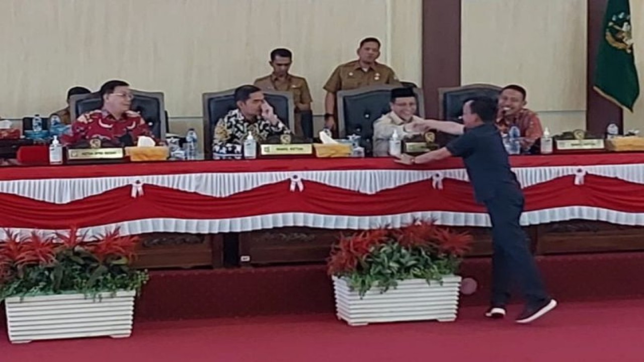 Ketua Pansus Ranperda Kota Medan tentang Penyelenggaran Perlindungan Anak, Sudari menyerahkan laporan kinerja kepada pimpinan DPRD Kota Medan, Senin (7/8/2023). (ANTARA/ HO)