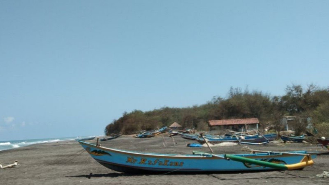 Perahu nelayan di pantai selatan Kabupaten Bantul, Daerah Istimewa Yogyakarta. (ANTARA/Hery Sidik)