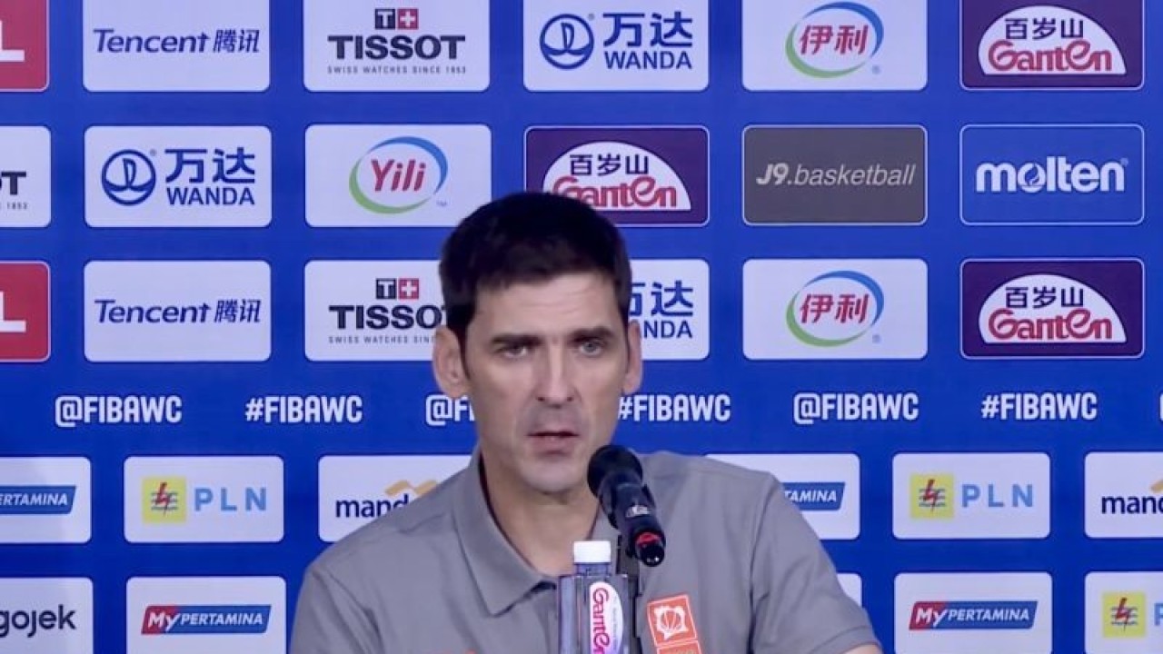Tangkapan layar pelatih timnas basket Pantai Gading Dejan Prokic saat melakukan konferensi pers FIBA Basketball World Cup 2023 di Indonesia Arena, kawasan GBK, Jakarta, Kamis (24/8/2023). (ANTARA/Zaro Ezza Syachniar)