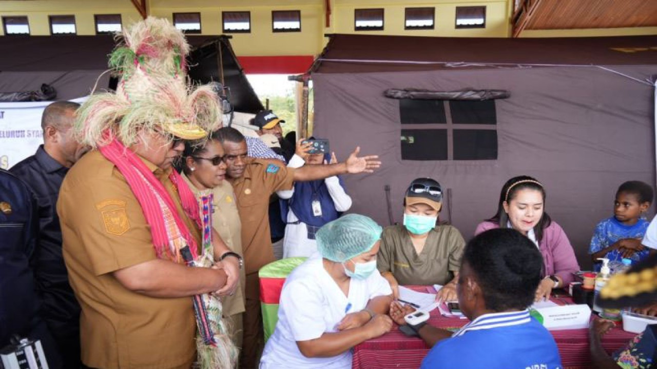 Penjabat Gubernur Papua Barat Daya Muhammad Musa'ad memantau pengobatan massal di Maybrat, Senin (7/8/2023). (ANTARA/Yuvensius Lasa Banafanu)
