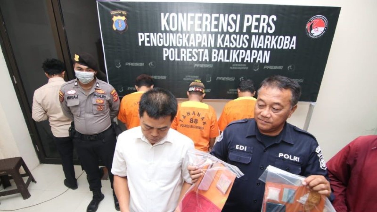 Para pengedar sabu yang ditangkap polisi di latar belakang di Mapolresta Balikpapan, Kamis (10/8/2023). (ANTARA/novi abdi)