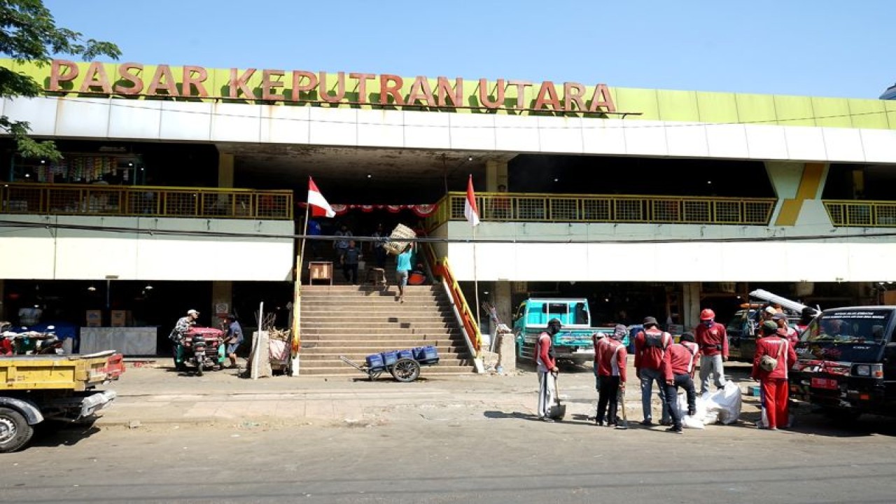 Petugas membersihkan dan merapikan lingkungan Pasar Keputran di Kota Surabaya, Provinsi Jawa Timur, Selasa (22/8/2023). (ANTARA/HO-Diskominfo Surabaya)