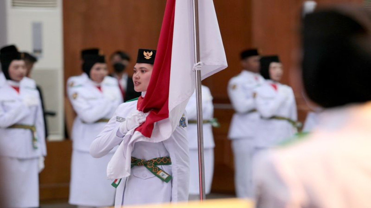 Anggota Pasukan Pengibar Bendera Pusaka (Paskibraka) dikukuhkan di Balai Kota Surabaya, Selasa (15/8/2023). (ANTARA/HO-Diskominfo Surabaya)