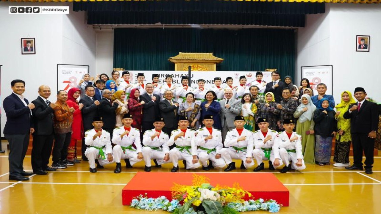 Anggota Paskibra berfoto bersama dengan para orang tua dan pejabat KBRI Tokyo, Selasa (15/8/2023). (ANTARA/HO-SRIT)