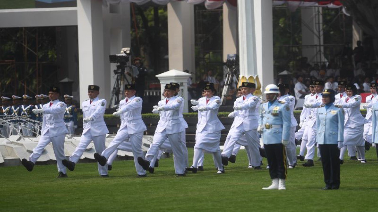 Paskibraka berjalan dalam barisan saat gladi bersih Upacara Peringatan HUT ke-78 RI di halaman Istana Merdeka, Jakarta, Selasa (15/8/2023). (ANTARA FOTO/Akbar Nugroho Gumay/hp)