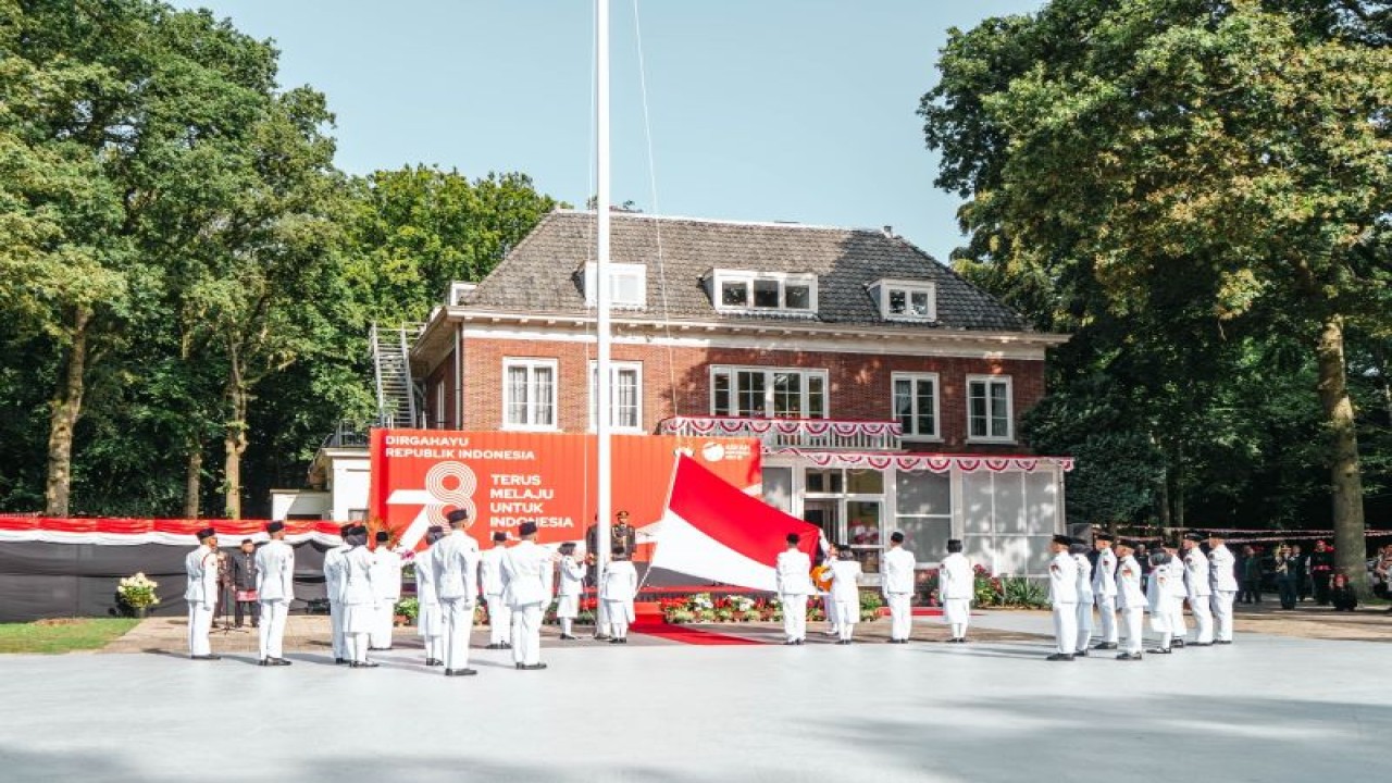 Paskibraka bertugas mengibarkan Bendera Merah Putih dalam Upacara HUT ke-78 Kemerdekaan RI di Den Haag, Belanda, pada Kamis (17/8/2023). (ANTARA/HO-KBRI Den Haag)