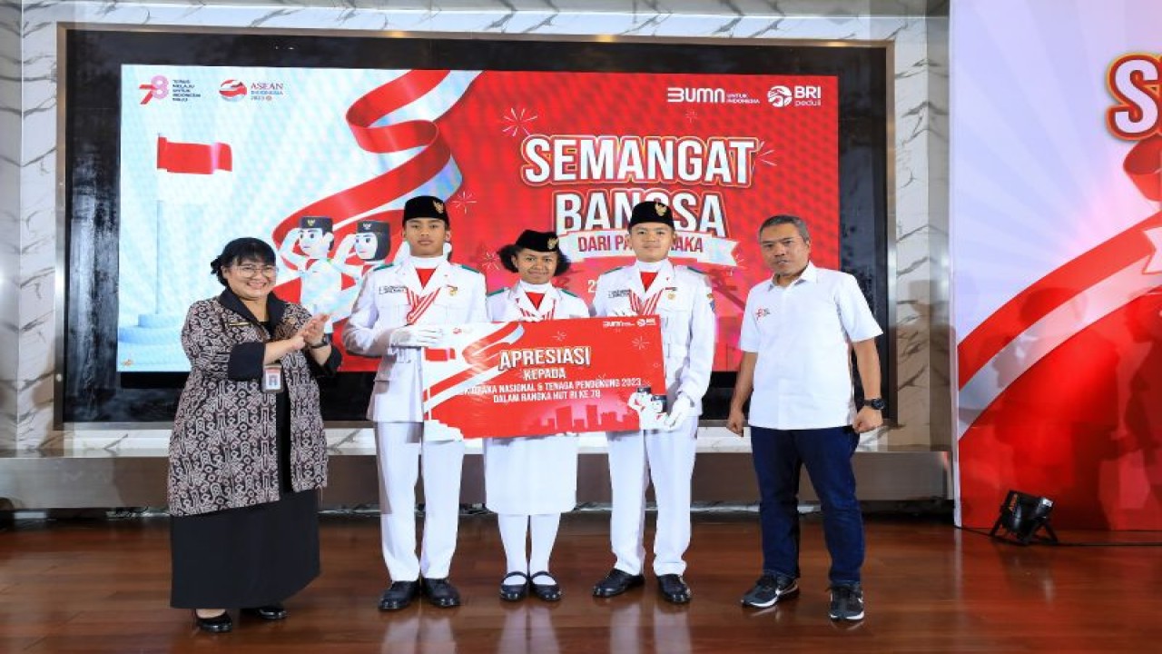 Pemberian apresiasi berupa dana pendidikan kepada Paskibraka Nasional dan Tenaga Pendukung oleh BRI di BRILian Center, Kantor Pusat BRI Jakarta, Selasa (22/08/2023). ANTARA/HO-Humas BRI