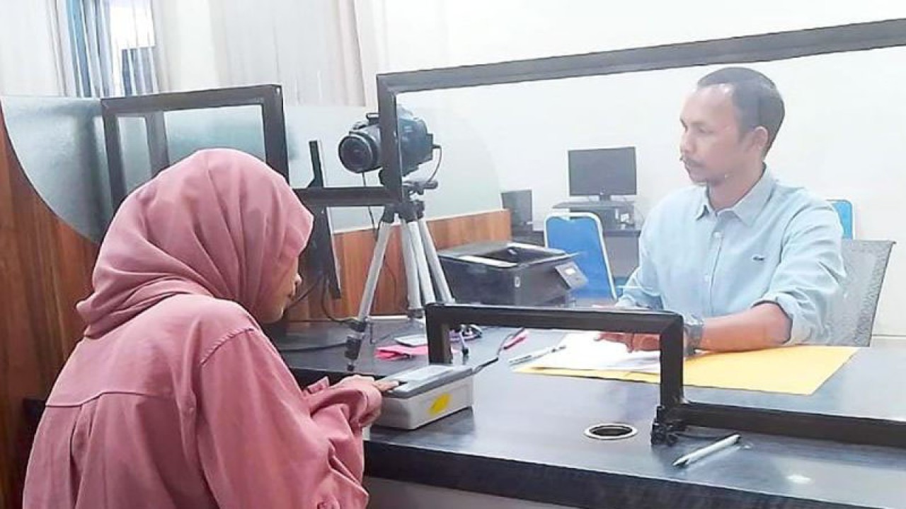Petugas melayani pemohon pembuatan paspor dalam program Layanan Paspor Merdeka di Kantor Imigrasi Kelas II TPI Lhokseumawe, Sabtu (5/8/2023). ANTARA/Dedy Syahputra