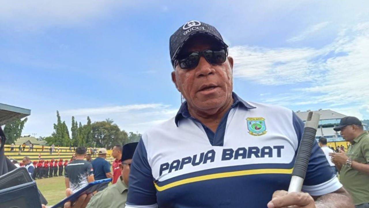 Penjabat Gubernur Papua Barat Paulus Waterpauw memberikan keterangan pers terkait langkah antisipasi dampak El Nino, di Manokwari, Senin (14/8/2023). ANTARA/Fransiskus Salu Weking