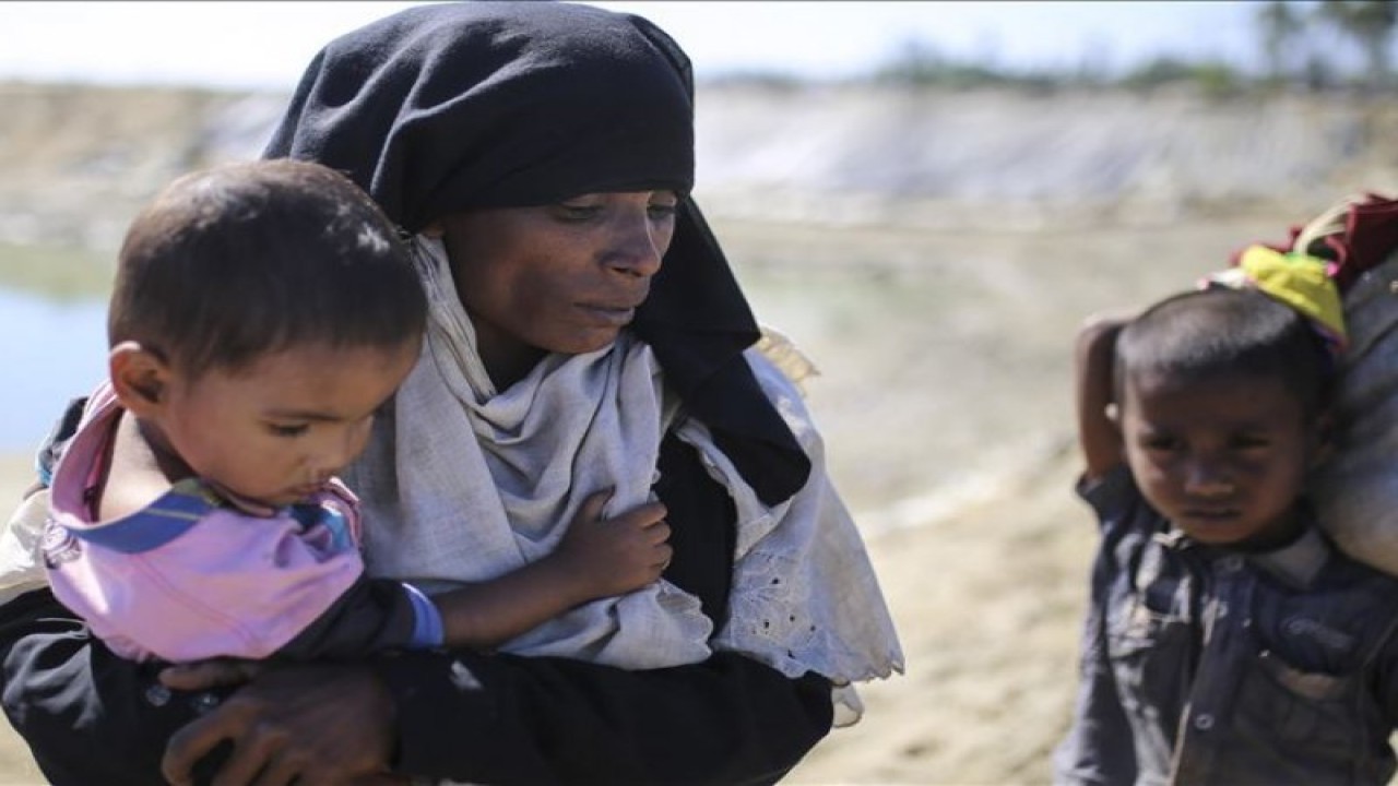 Muslim Rohingya, yang menyelamatkan diri dari penindasan dalam operasi militer di Negara Bagian Rakhine, Myanmar, menunggu tentara Benggala datang dan membawa mereka ke kamp pengungsi di Cox's Bazar, Bangladesh, pada Desember 2017. (Firat Yurdakul/Anadolu Agency)