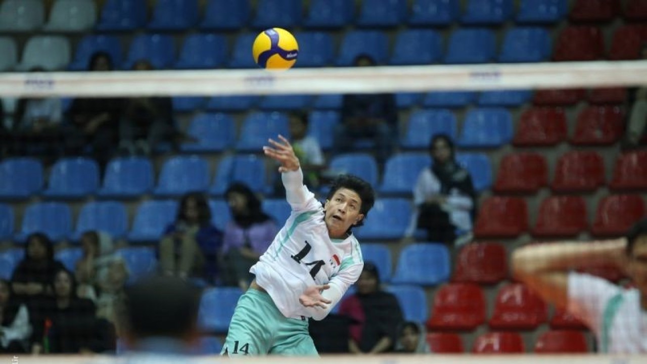 Pebola voli tim nasional Indonesia Farhan Halim melakukan spike dalam pertandingan menghadapi Thailand pada perebutan peringkat ke-9 Kejuaraan Voli Asia 2023 atau Asian Men's Volleyball Championship 2023 yang berlangsung di Hall 2 Shahidan Ahandoust Hall, Urmia, Iran, Sabtu (26/08/2023). (ANTARA/HO-Asian's Mens Vollyball Championship 2023)