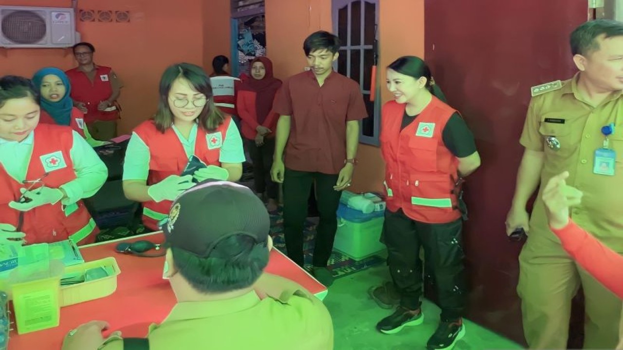 Sekretaris DPD PDI Perjuangan Kalbar Karolin Margret Natasa saat memantau pelaksanaan donor darah di Desa Hilir Tengah, Kabupaten Landak, Provinsi Kalimantan Barat. ANTARA.