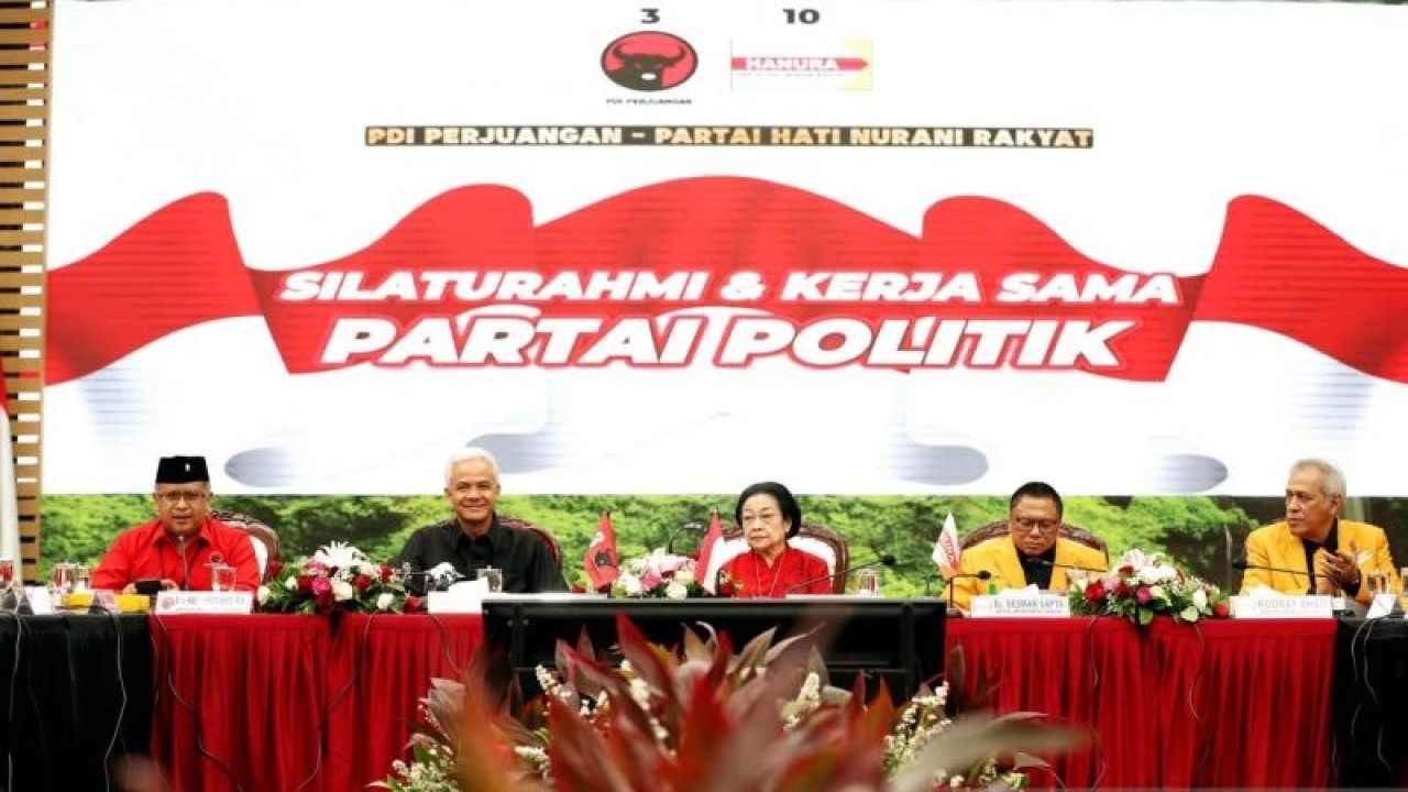 Sekretaris Jenderal PDIP Hasto Kristiyanto, Bakal Capres PDIP Ganjar Pranowo, Ketua Umum PDIP Megawati Soekarnoputri, Ketua Umum Hanura Oesman Sapta Odang dan Sekretaris Jenderal Hanura Kodrat Shah (ki-ka) di Kantor DPP PDIP, Jakarta, Senin (28/8/2023). (ANTARA/HO-PDIP)