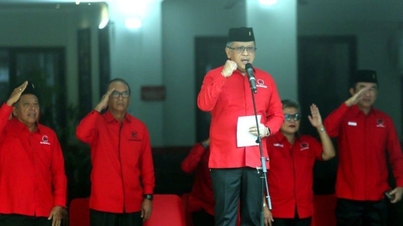 Sekretaris Jenderal (Sekjen) PDI Perjuangan (PDIP) Hasto Kristiyanto saat menyampaikan amanat upacara peringatan HUT Ke-78 RI di Sekolah Partai DPP PDIP, Jakarta, Kamis (17/8/2023). (ANTARA/HO-PDIP)