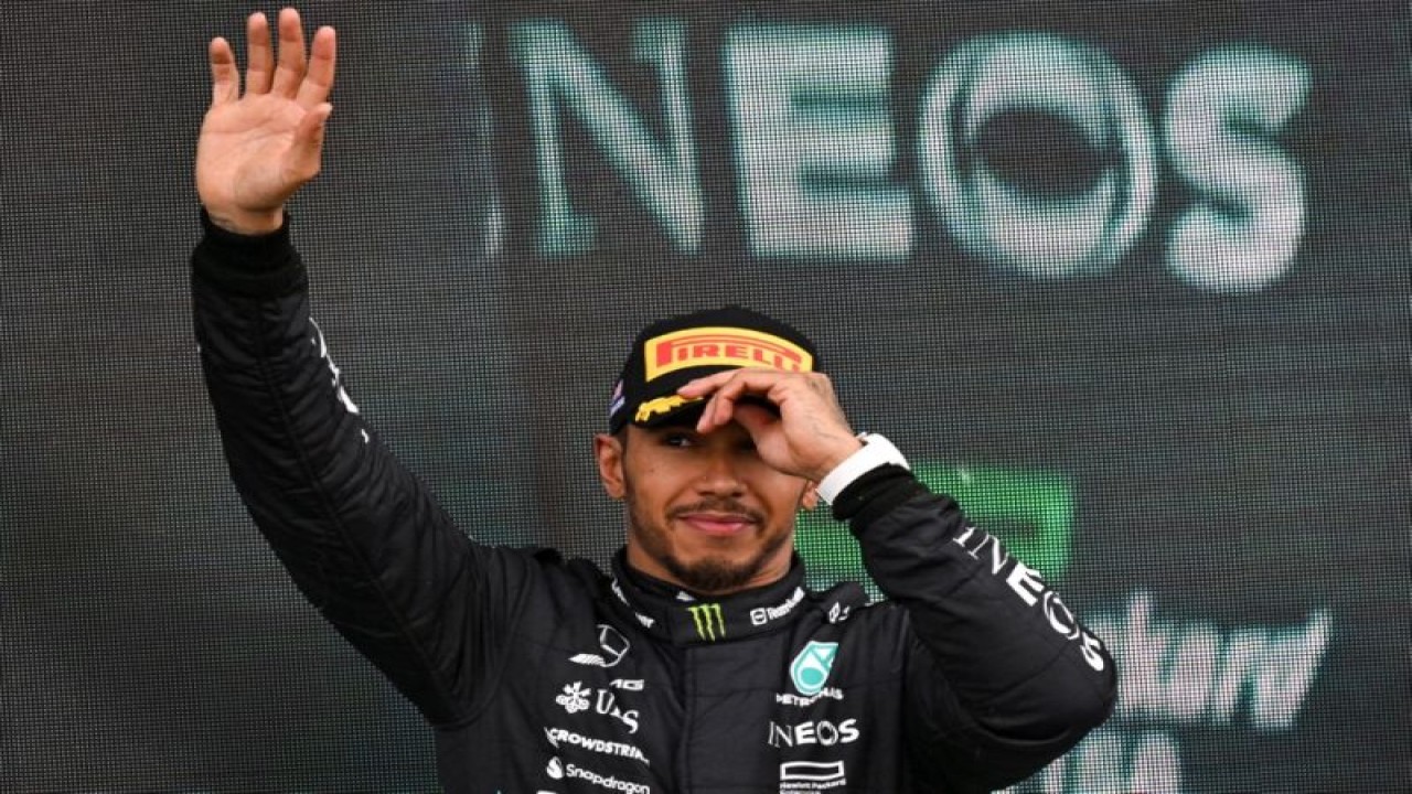 Pebalap tim Formula1 Mercedes Lewis Hamilton. (ANTARA/AFP/ANDREJ ISAKOVIC)