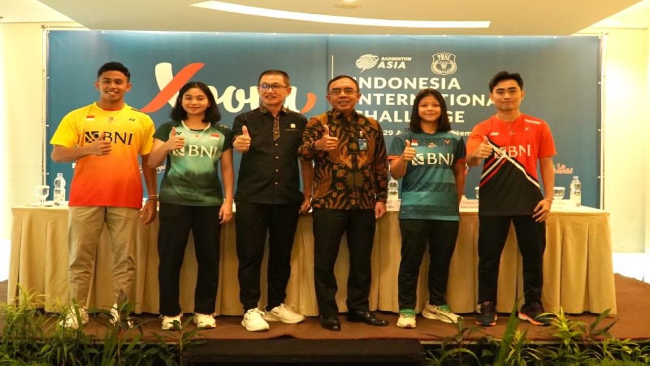 Dari Kiri ke kanan, Pemain Pelatas PBSI Yohanes Saut Marcelyno, Tasya Farahanallah, Suripno Ngadimin (Ketua Umum PBSI Sumut), ted M Isman (Regional CEO 1 BNI), Felisha Alberta Pasaribu dan Patra Harapan Rindorindo saat hadir dalam press conference Xplora Indonesia International Challeng di Hotel Santika Medan, 28 Agustus 2023. ANTARA/HO-PBSI