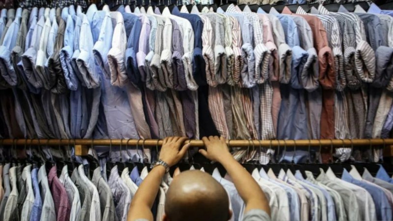Pedagang menata pakaian impor bekas "thrifting" dagangannya di Pasar Senen, Jakarta, Jumat (17/2/2023). ANTARA FOTO/Fauzan/foc/aa.