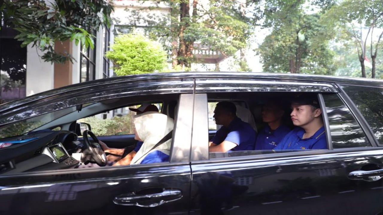 Pegawai DPMPTSP Kota Tangerang naik satu mobil berisi lima orang ke kantor sebagai program mendukung upaya menekan polusi udara serta instruksi Wali Kota Tangerang yang diujicoba pada hari ini. Pegawai Pemkot Tangerang lainnya pun menerapkan hal serupa, ada yang datang dengan naik sepeda. HO/Pemkot Tangerang