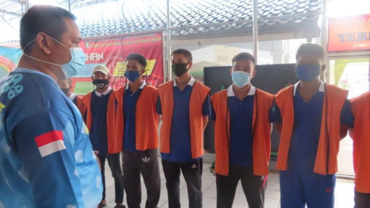 Petugas Rumah Tahanan Kelas II A Pekalongan sedang memberikan pengarahan pada warga binaan, di Rutan Pekalongan, Senin (14/8/2023). (ANTARA/HO-Humas Kota Pekalongan)