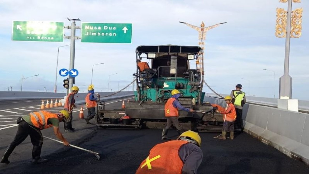 Para pekerja sedang memperbaiki salah satu ruas jalan di Tol Bali Mandara untuk meningkatkan kenyamanan dan keamanan pengguna jalan. ANTARA/HO-Jasamarga Bali Tol