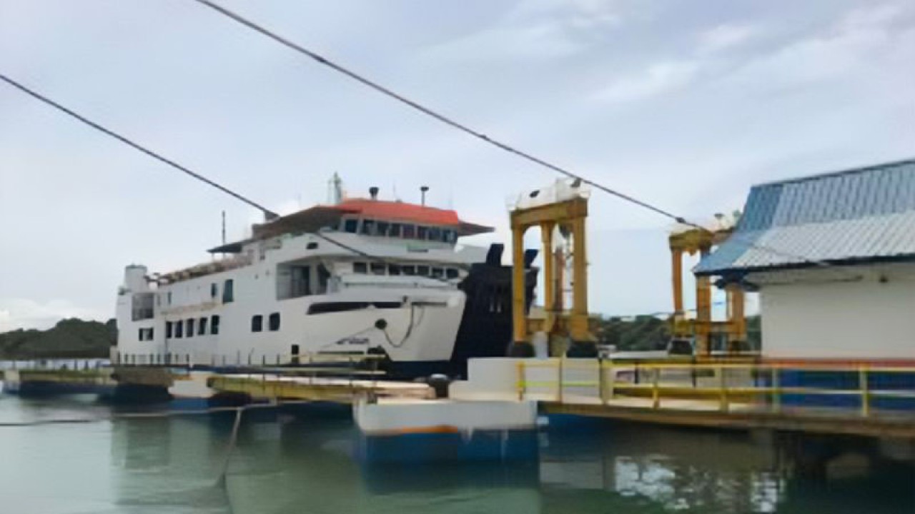 Kapal roro yang mengangkut penumpang dan kebutuhan pokok di Pelabuhan Roro Telaga Punggur Kota Batam. (ANTARA/Yude)