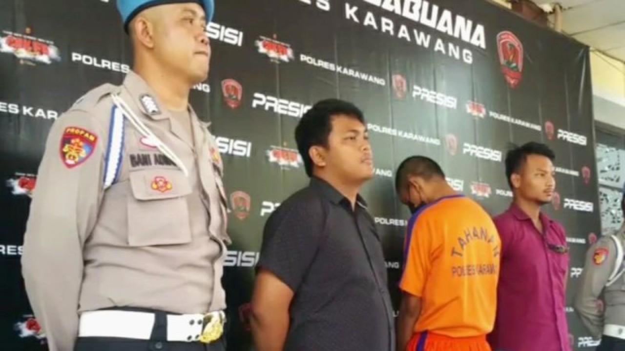 Pelaku judi online yang ditangkap jajaran Polres Karawang. (ANTARA/Ali Khumaini)