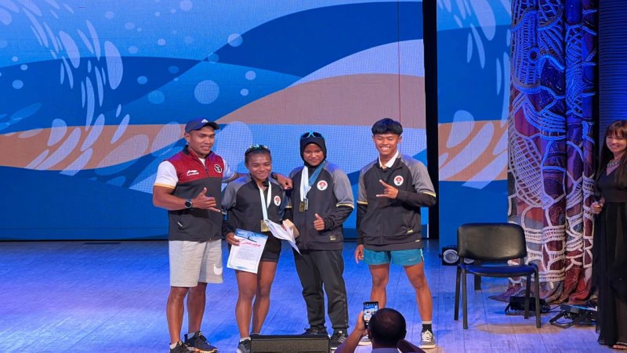 Pelatih dan atlet dayung timnas berfoto bersama usai pengalungan medali di kejuaraan dunia di Rusia.ANTARA/HO-PB PODSI