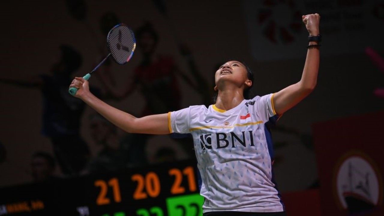 Pebulu tangkis tunggal putri Indonesia Putri Kusuma Wardani berselebrasi usai mengalahkan lawannya asal Amerika Serikat, Iris Wang dalam pertandingan babak pertama (32 besar) turnamen Indonesia Open 2023 di Istora Senayan, Jakarta, Selasa (13/6/2023). Putri KW menang dalam rubber gim (15-21, 22-20, dan 23-21) sehingga memastikan lolos ke babak kedua (16 besar). ANTARA FOTO/Aditya Pradana Putra/foc.
