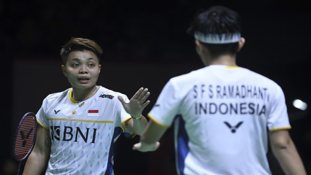 Pebulu tangkis ganda putri Indonesia Apriyani Rahayu (kiri) dan Siti Fadia Silva Ramadhanti (kanan) saat bertanding melawan ganda putri Jepang Yuki Fukushima dan Sayaka Hirota dalam babak perempat final turnamen Indonesia Open 2023 di Istora Senayan, Jakarta, Jumat (16/6/2023). ANTARA FOTO/M Risyal Hidayat/tom.