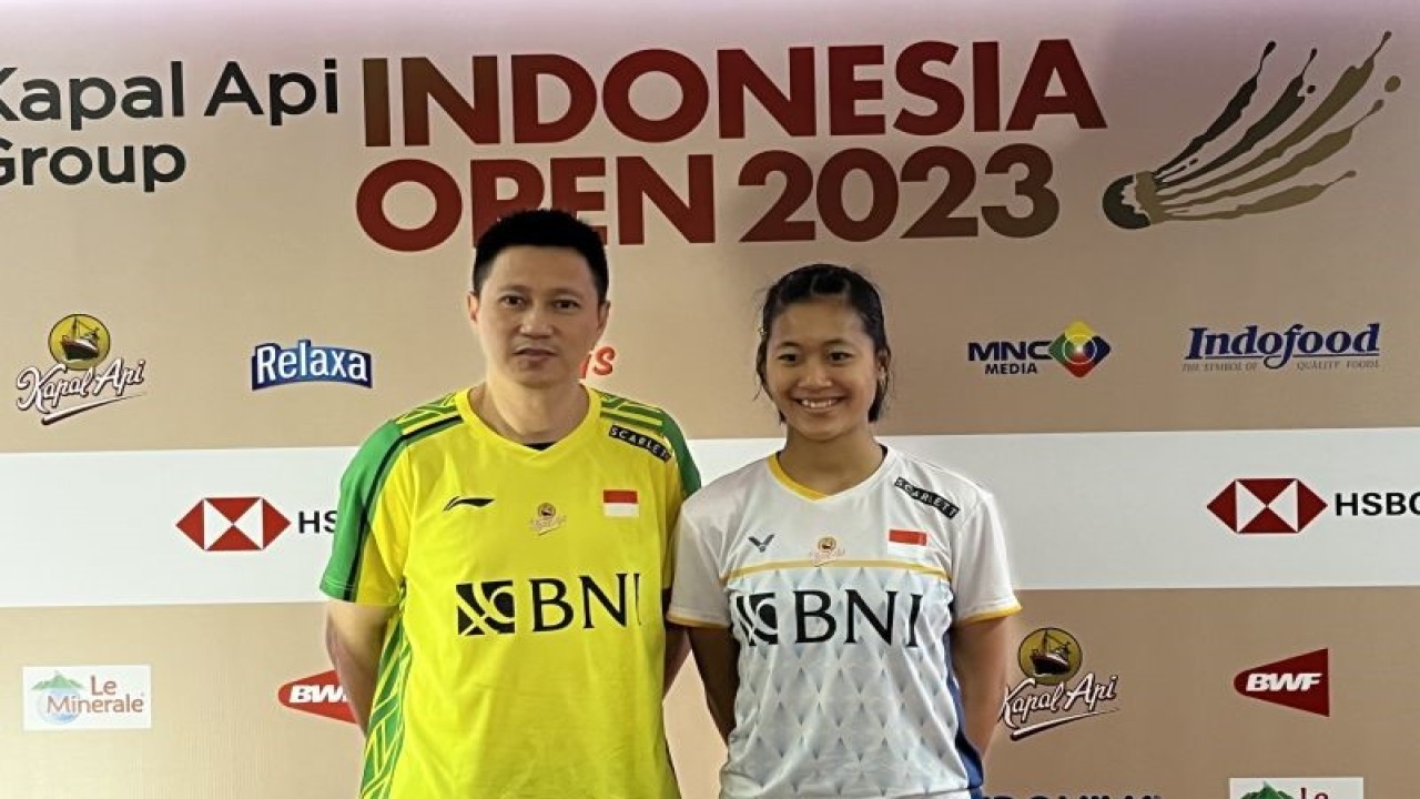 Arsip - Pelatih tunggal putri Indonesia Pelatnas PBSI Indra Widjaja berfoto bersama atlet bulu tangkis Putri Kusuma Wardani usai jumpa pers di Istora Senayan Jakarta, Kamis (15/6/2023). (ANTARA/Arnidhya Nur Zhafira)