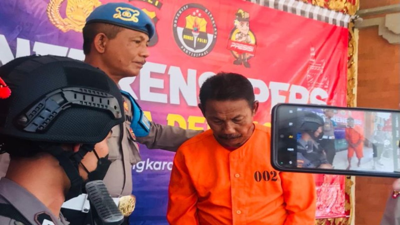 Pelaku pelecehan seksual dan pemerkosaan Mohamad Sukirman (64) digiring oleh personel Kepolisian Resor Kota Denpasar dalam jumpa pers di Mako Polresta Denpasar, Bali, Selasa (29/8/2023). ANTARA/Rolandus Nampu