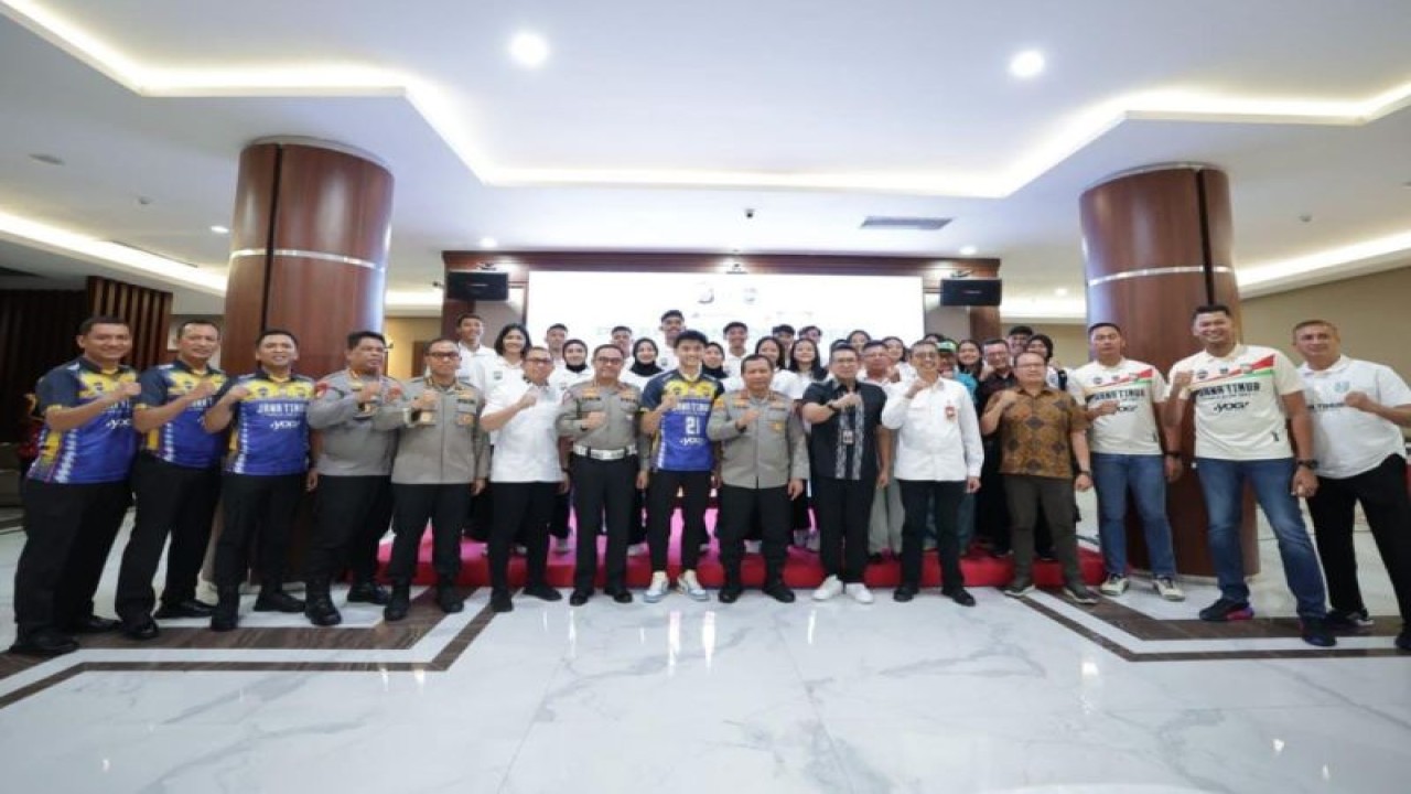 Pelepasan Tim Bola Voli Jatim untuk bertanding di Kapolri Cup 2023. (ANTARA/HO-Bidhumas Polda Jatim)