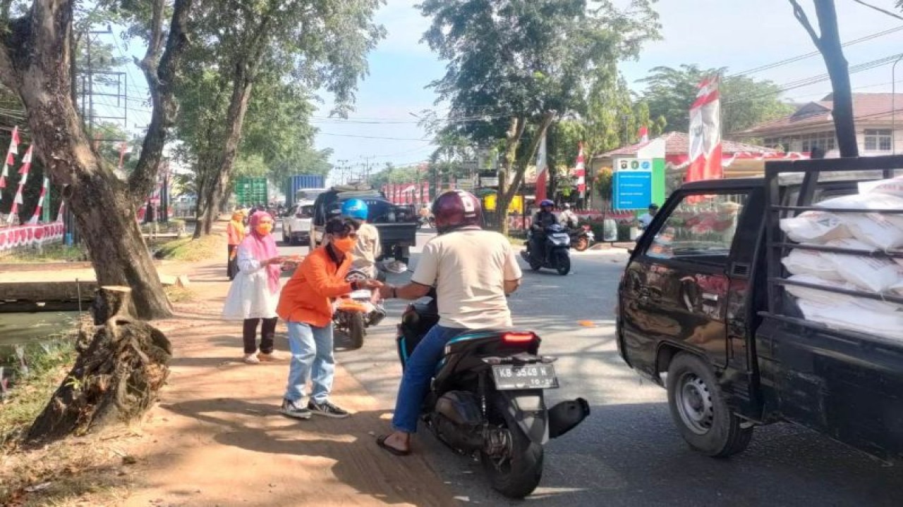 Pembagian masker oleh BPBD Kalbar kepada pengguna jalan di Pontianak, Rabu (16/8/2023). (ANTARA/Dedi)