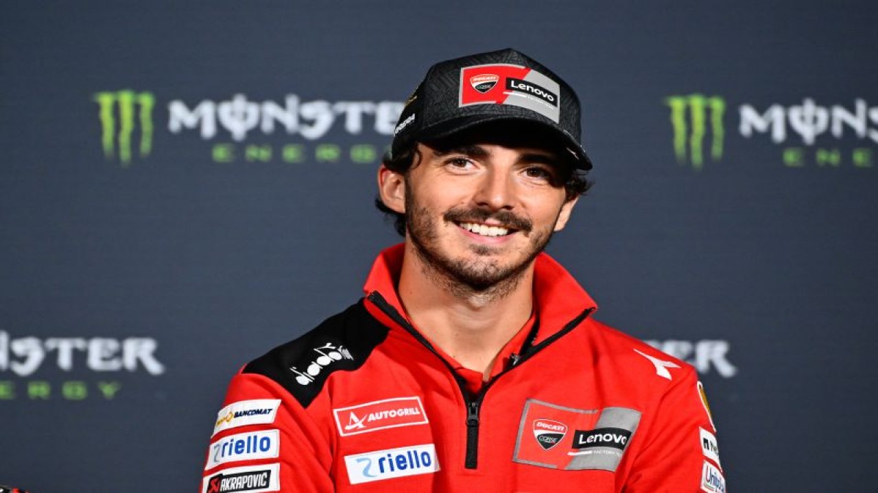 Pembalap Ducati Lenovo Francesco Bagnaia saat melakukan konferensi pers jelang MotoGP Inggris, Kamis (3/8/2023) waktu setempat. (ANTARA/HO/MotoGP)